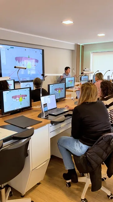 Sala de clases del curso Alineadores 360 en Centro OM