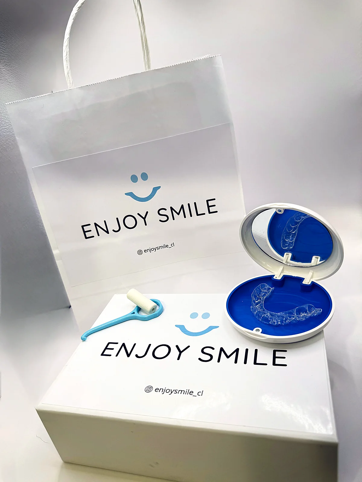 Kit Enjoy Smile: estuche con alineadores transparentes, caja y bolsa de la marca